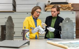 Examen d'objets de culte juifs et de faïences dans le musée de la ville de Memmingen