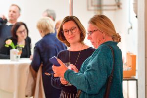 Marlen Topp im Gespräch mit Kollegin bei Ausstellungseröffnung