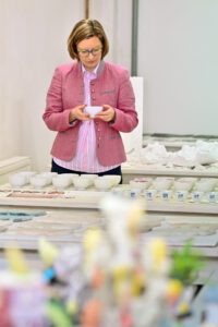 Marlen Topp beim Beurteilen von Keramik-Exponaten