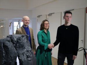 Marlen Topp mit Kollegen und Gewinner des Richard-Bampi-Preises 2018, im Vordergrund Skulptur